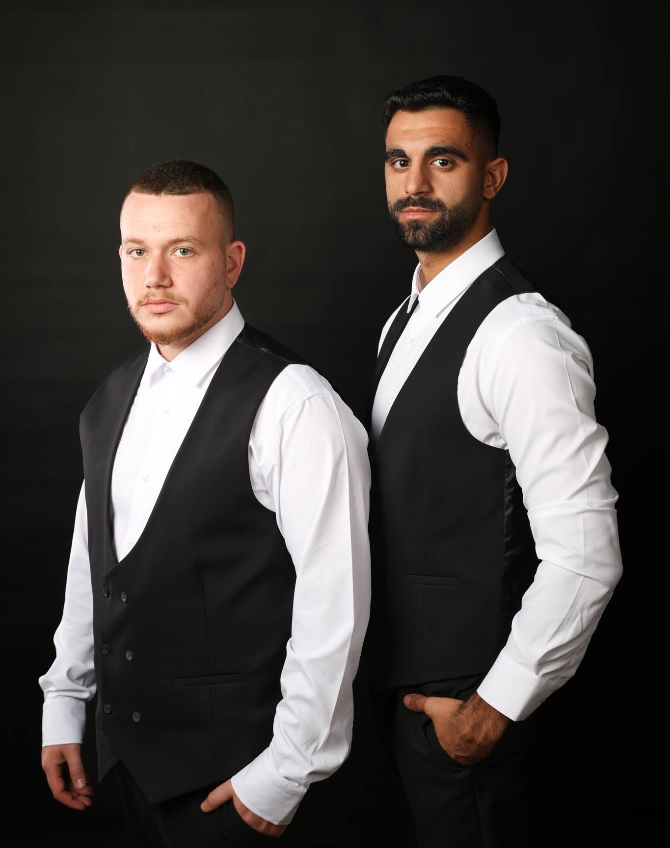 שי ושילה עומדים מאחורי הבר